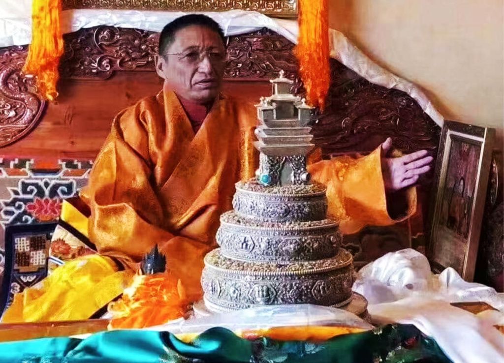 Шен Ринпоче, потомок Будды Тонпа Шенраба, с бонской мандалой.jpg