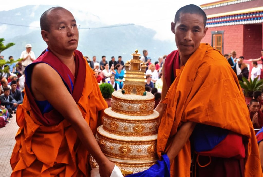Монахи в монастыре Менри в Индии подносят мандалу Юнгдрунг Бон.jpg