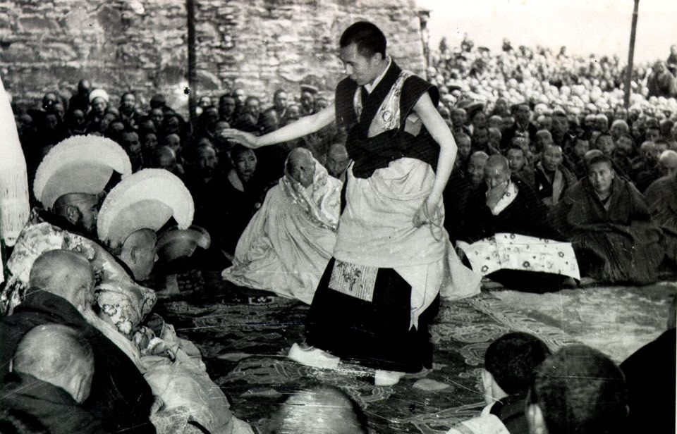 Далай-лама 14 во время дебатов