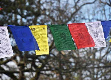 Молитвенные флаги — дар традиции Бон